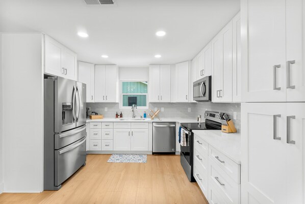 Een koelkast, een microgolfoven, een oven, een kookplaat