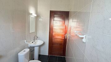 Dusche, HandtĂŒcher, Seife, Toilettenpapier