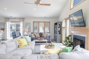 TV, fireplace - Isle of Dreams: Almost Oceanfront 4 Bedrooms 4 Baths Atlantic Beach (Atlantic Beach)