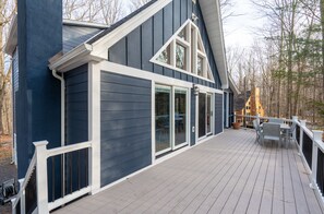 Outdoor dining - Brand new Lakehouse short walk to lake (Pocono lake)