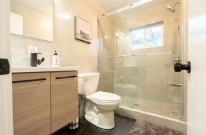 Hair dryer, towels, soap, toilet paper - Brand new Lakehouse short walk to lake (Pocono lake)