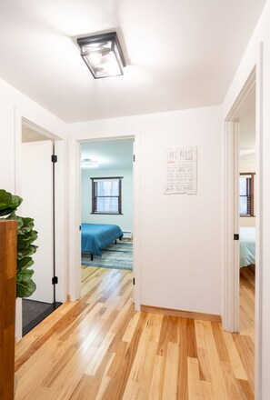 4 bedrooms, iron/ironing board, WiFi, bed sheets - Brand new Lakehouse short walk to lake (Pocono lake)