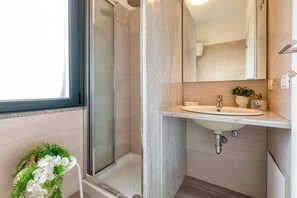 Douche, sĂšche-cheveux, bidet, serviettes fournies