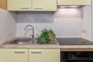 Een oven, een kookplaat, een koffiezetapparaat/waterkoker