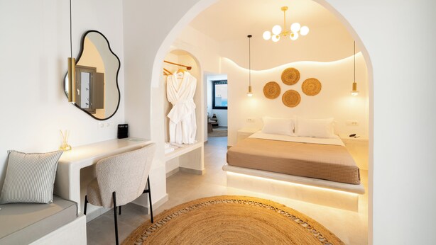 Een moderne slaapkamer met een bed, bureau en stoel.
