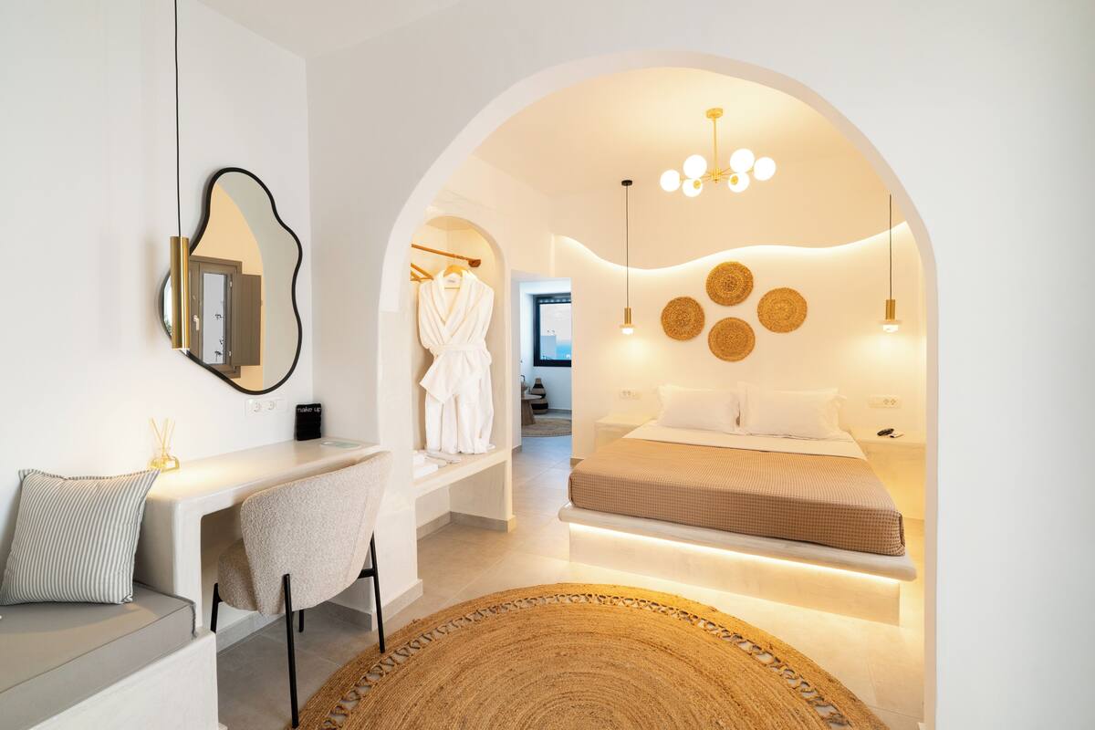 Ein modernes Schlafzimmer mit einem Bett, einem Schreibtisch und einem Stuhl.