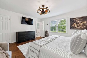 4 bedrooms, iron/ironing board, WiFi, bed sheets