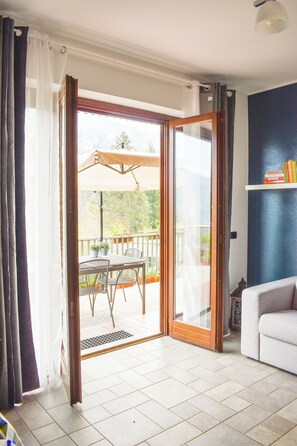 Apartment, Balcony, Lake View | Living area - Casa di Spino (Molina)