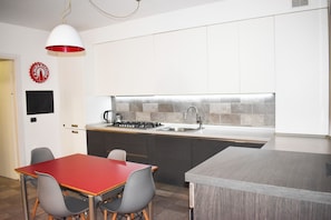 Appartement, balcon, vue lac | Cuisine privée | Réfrigérateur, four, plaque de cuisson