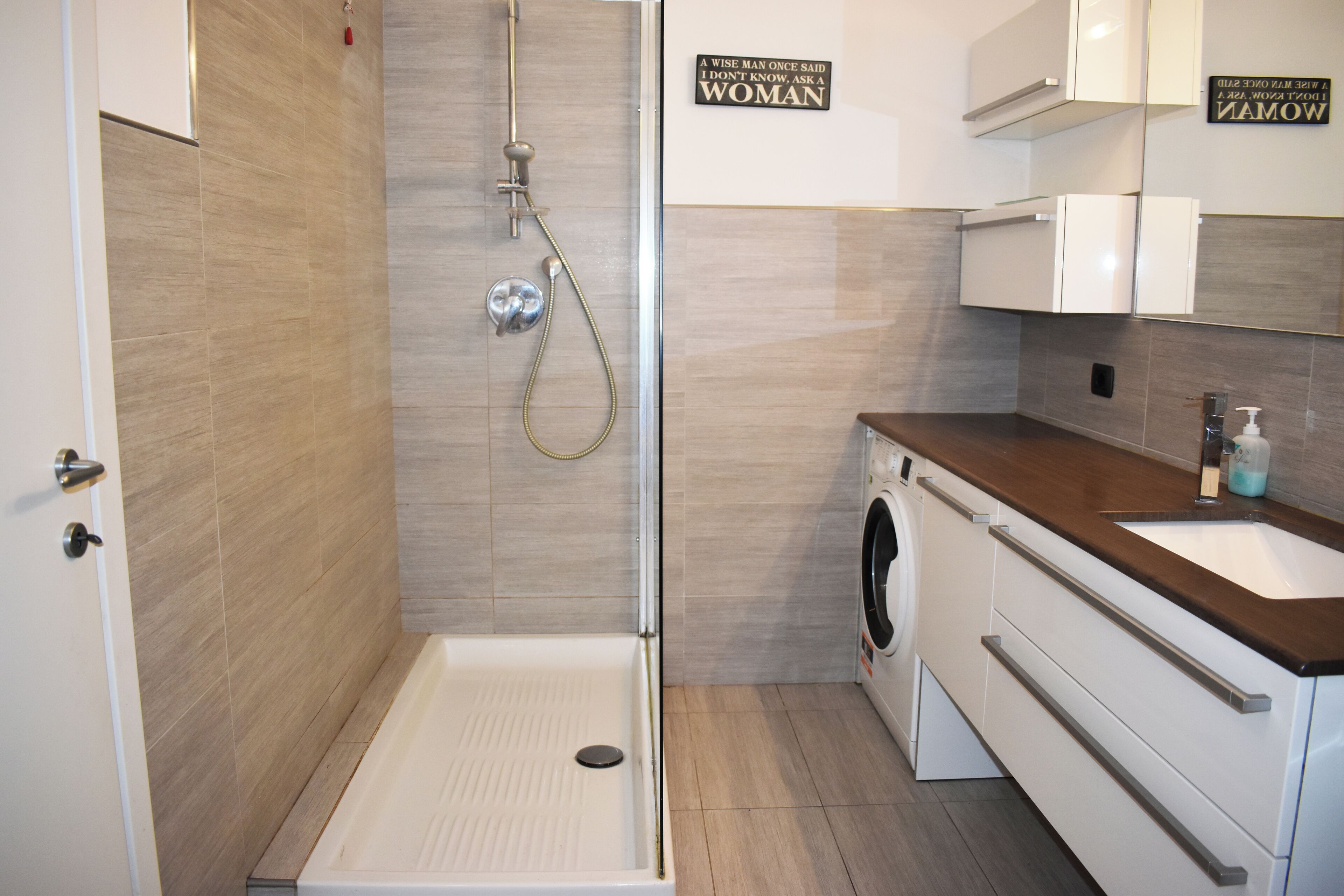 Appartamento, balcone, vista lago | Bagno | Doccia, set di cortesia gratuito, asciugacapelli, asciugamani