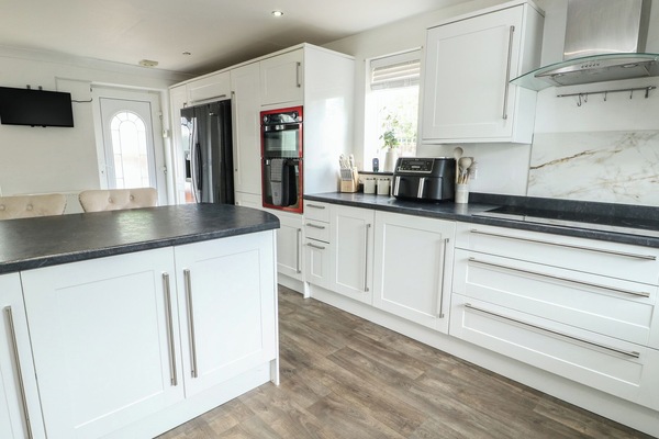 Cottage | Private kitchen | Fridge, microwave, dishwasher, toaster