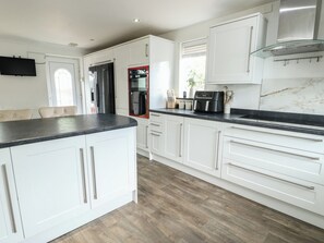 Cottage | Private kitchen | Dishwasher, cookware/dishes/utensils - 9 Beckett Close (Colwyn Bay)