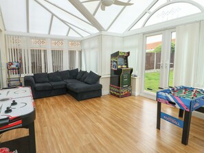 Cottage | Game room - 9 Beckett Close (Colwyn Bay)