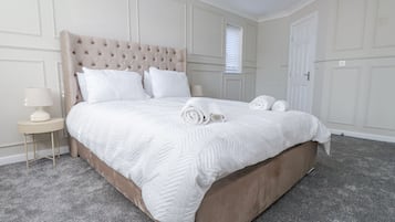 5 quartos, individualmente decorados, individualmente mobiliados