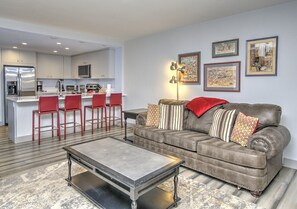 Smart-tv, eldstad och kontor