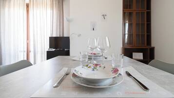 Apartamento (1 Bedroom) | Zona de estar | Televisión de 32 pulgadas con canales por cable