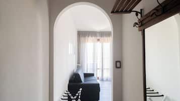 Apartamento (1 Bedroom) | Zona de estar | Televisión de 32 pulgadas con canales por cable