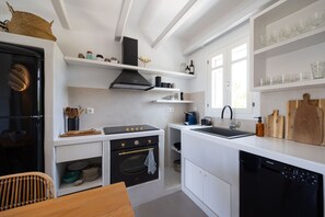 Kylskåp, ugn, spishäll och diskmaskin