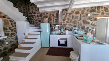 Fridge, oven, stovetop, coffee/tea maker