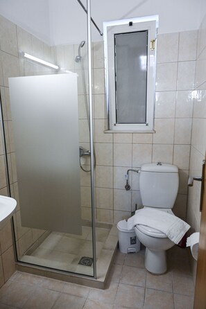 Dusche, Haartrockner, Handtücher