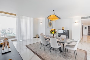 Penthouse de lujo, balcón, vista al océano | Servicio a la habitación