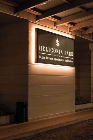 Señal para el Parque Heliconia, que indica su ubicación como un lugar para Lagos Luxury Apartments and Suites.