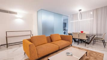 เอ็กเซกคิวทีฟอพาร์ทเมนท์, ระเบียง, วิวทะเล | บริเวณนั่งเล่น | สมาร์ททีวี 42 นิ้ว พร้อมช่องดิจิตอล