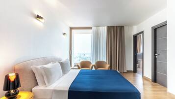 ลักซ์ชัวรี่เพนท์เฮาส์, ระเบียง, วิวทะเล | เครื่องนอนระดับพรีเมียม, ผ้านวมขนเป็ด, เตียงเมมโมรีโฟม, มินิบาร์