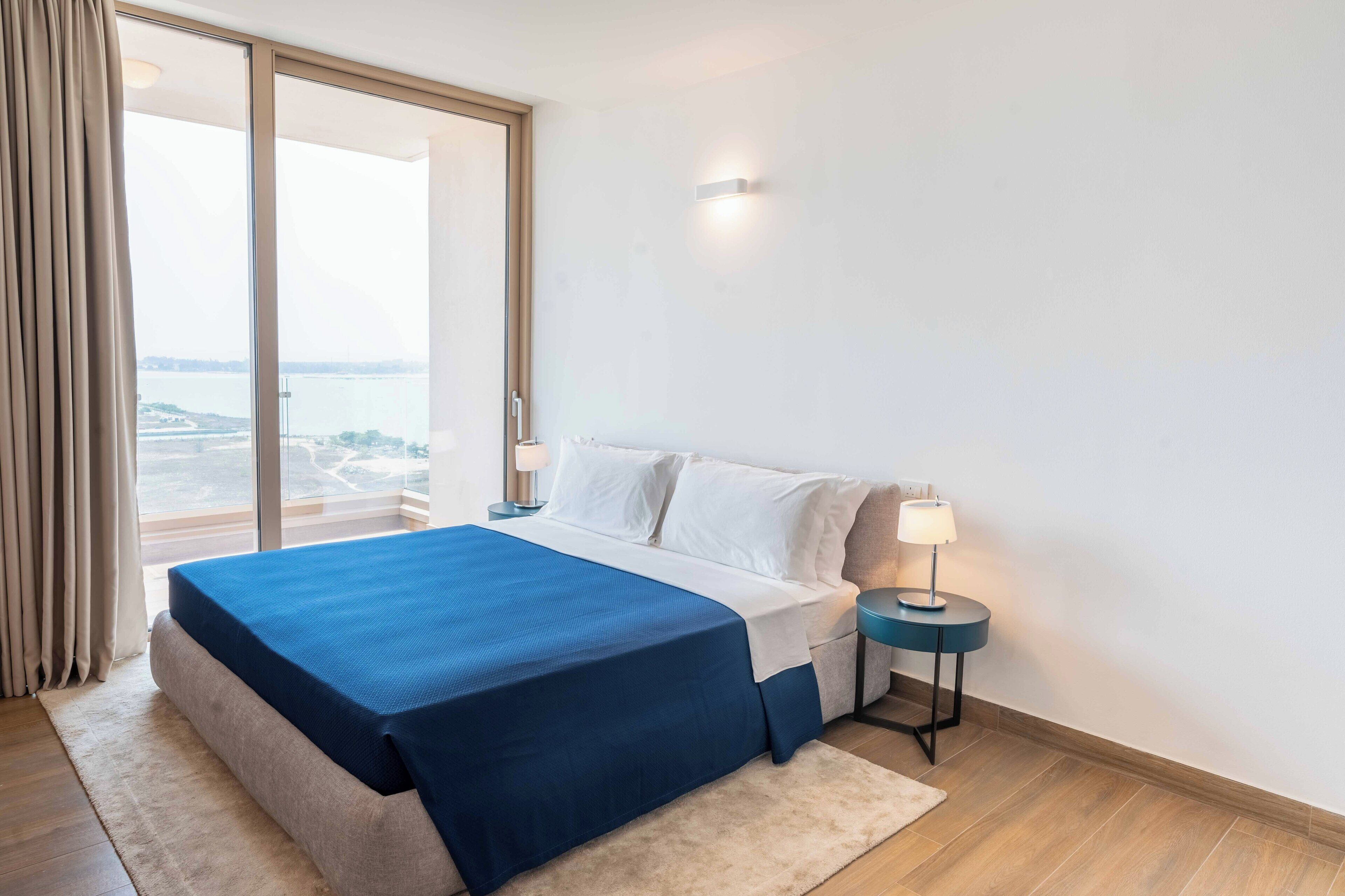 เครื่องนอนระดับพรีเมียม, ผ้านวมขนเป็ด, เตียงเมมโมรีโฟม, มินิบาร์