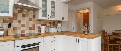 Cottage | Cuisine privée | Lave-vaisselle, batterie de cuisine, vaisselle et ustensiles