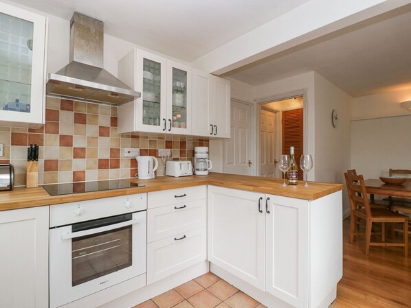 Cottage | Private kitchen | Dishwasher, cookware/dishes/utensils - Spring Cottage (Gloucester)