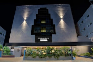 Un edificio moderno con un letrero llamativo que dice 'TOWNHOUSE Company-Serviced'.