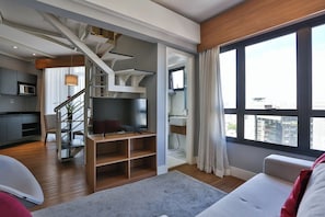 Apartemen Deluks, beranda, pemandangan kota | Ruang keluarga | Televisi layar datar 43-inci dengan saluran TV satelit