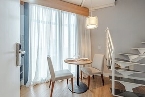 Deluxe Apartment, Lanai, City View | Dining room - Roomo Transamerica SP Pinheiros (São Paulo)