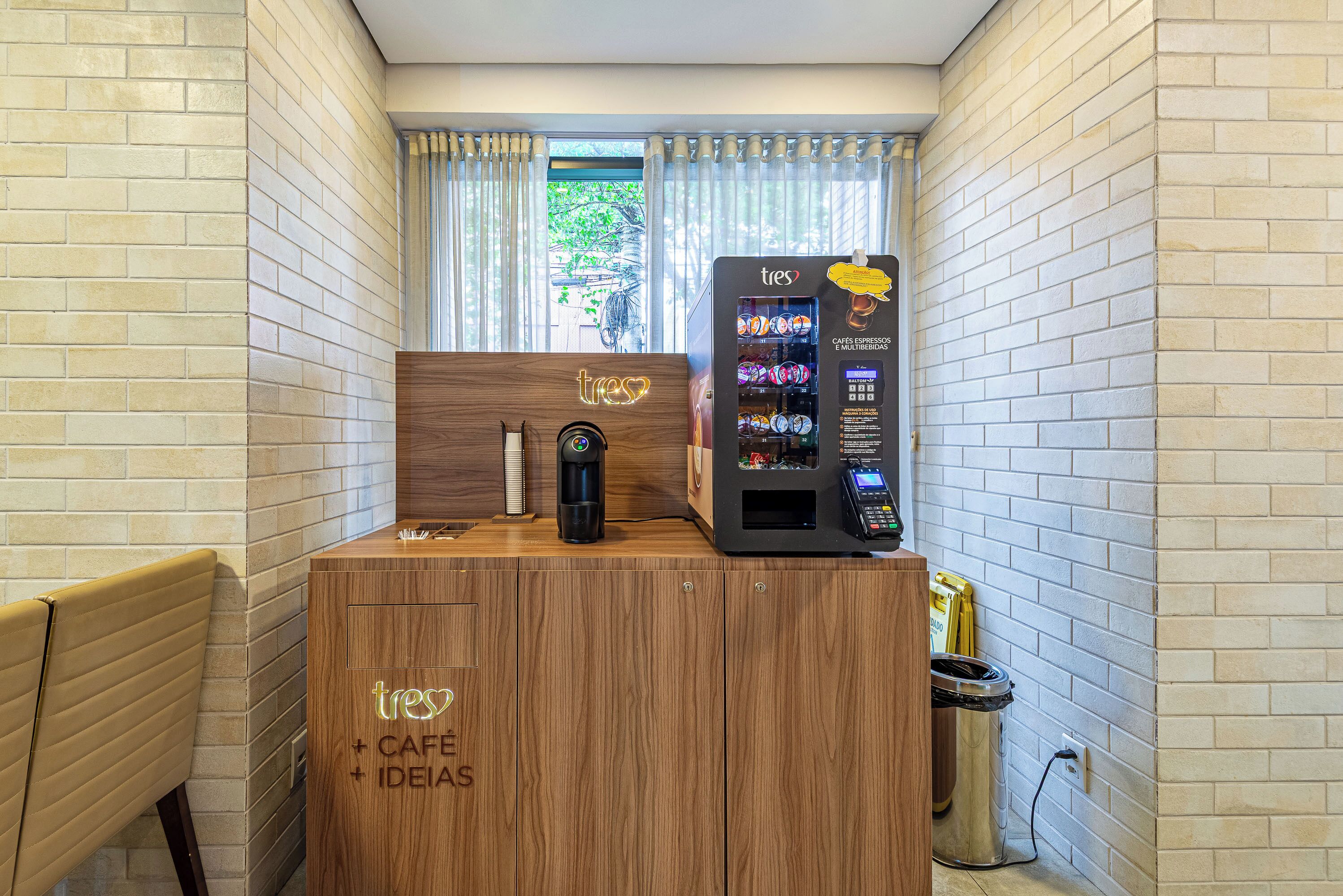 A coffee machine and a wooden counter with 'tres cafe ideias' branding.