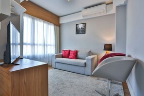 Deluxe Apartment, Lanai, City View | Ruang tamu | 43 inci televisyen skrin rata dengan satelit 