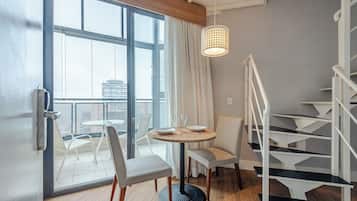 Departamento Deluxe, lanai, vista a la ciudad | Comedor