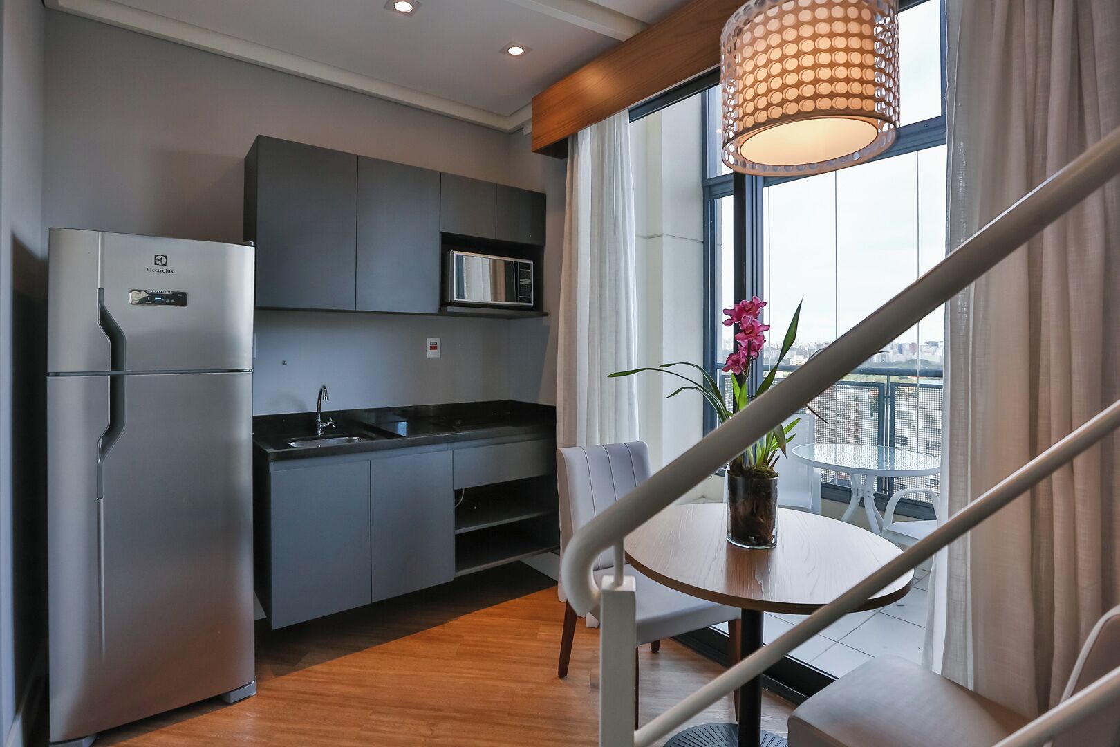 Apartamento luxo, varanda coberta, vista para a cidade | Cozinha privada | Geladeira, micro-ondas, cooktop, máquina de café expresso