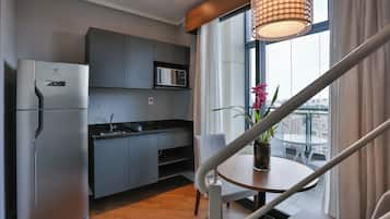 Apartamento luxo, varanda coberta, vista para a cidade | Cozinha privada | Geladeira, micro-ondas, cooktop, máquina de café expresso