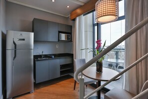 Apartemen Deluks, beranda, pemandangan kota | Dapur pribadi | Lemari es, microwave, kompor, dan mesin espresso