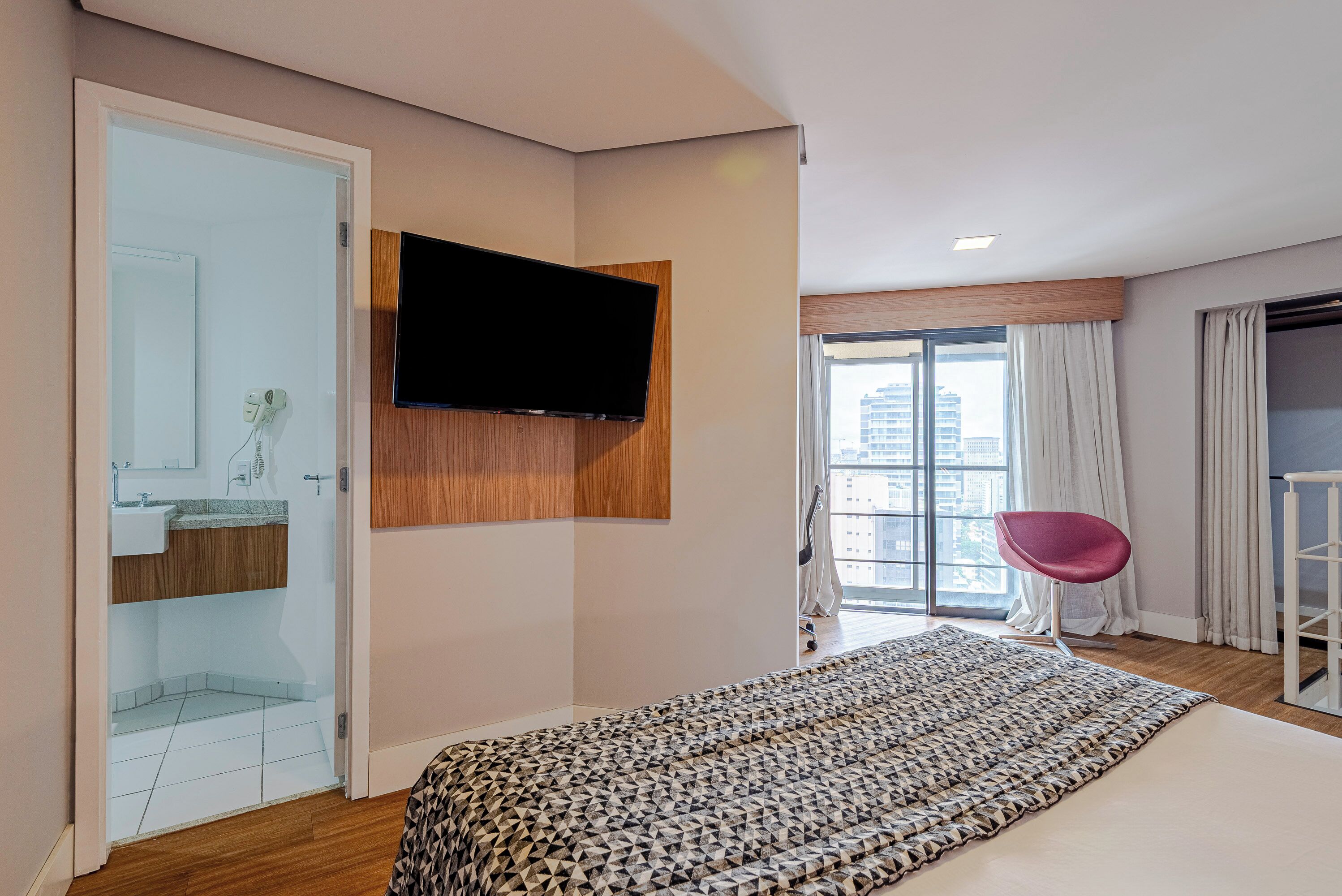 Departamento Deluxe, lanai, vista a la ciudad | Caja de seguridad en la habitación y escritorio 