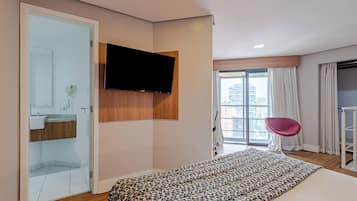 Departamento Deluxe, lanai, vista a la ciudad | Caja de seguridad en la habitación y escritorio