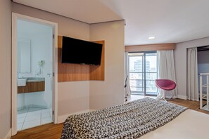 Departamento Deluxe, lanai, vista a la ciudad | Caja de seguridad en la habitación y escritorio 