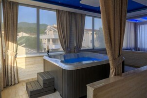 Habitación cuádruple Deluxe, varias camas, bañera de hidromasaje | Bañera de hidromasaje