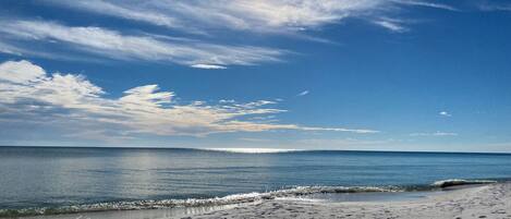 Ligstoelen aan het strand