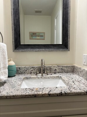 Haartrockner, Handtücher, Seife, Toilettenpapier