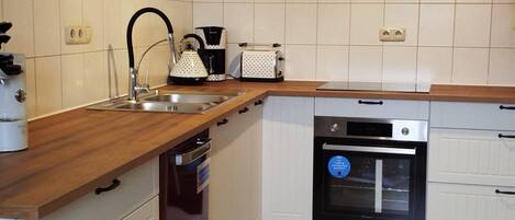 Réfrigérateur, un four, surface de cuisson, lave-vaisselle