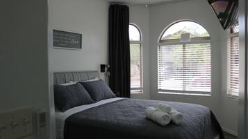 4 bedrooms, iron/ironing board, WiFi, bed sheets