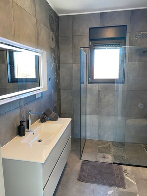 Vila superluxo, vista para o jardim | Chuveiro