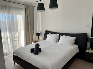 ลักซ์ชัวรี่วิลล่า, วิวสวน | 4 ห้องนอน, เครื่องนอนระดับพรีเมียม, เตียงเมมโมรีโฟม, ตู้นิรภัยในห้องพัก